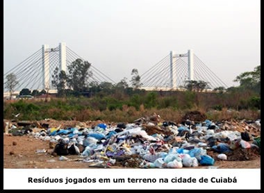 Lixo jogado em um terreno na cidade de Cuiabá